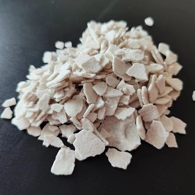 Chlorek wapnia w płatkach białawych Chlorek chemiczny 74% do topienia i suszenia śniegu